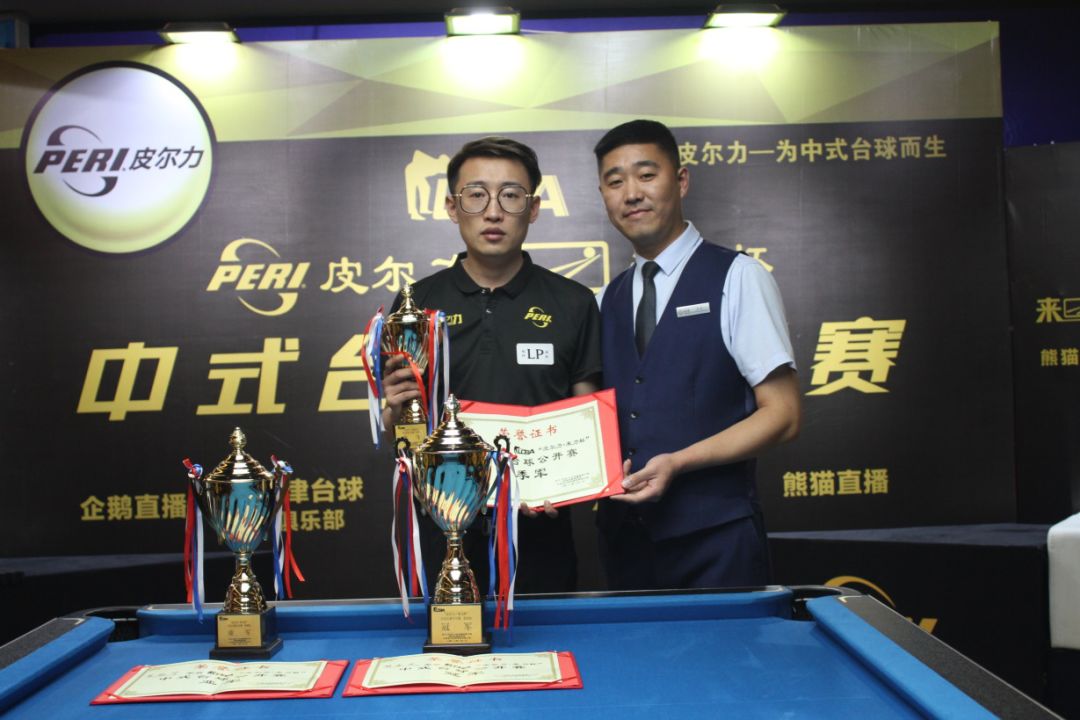 在接受采访 在接受采访